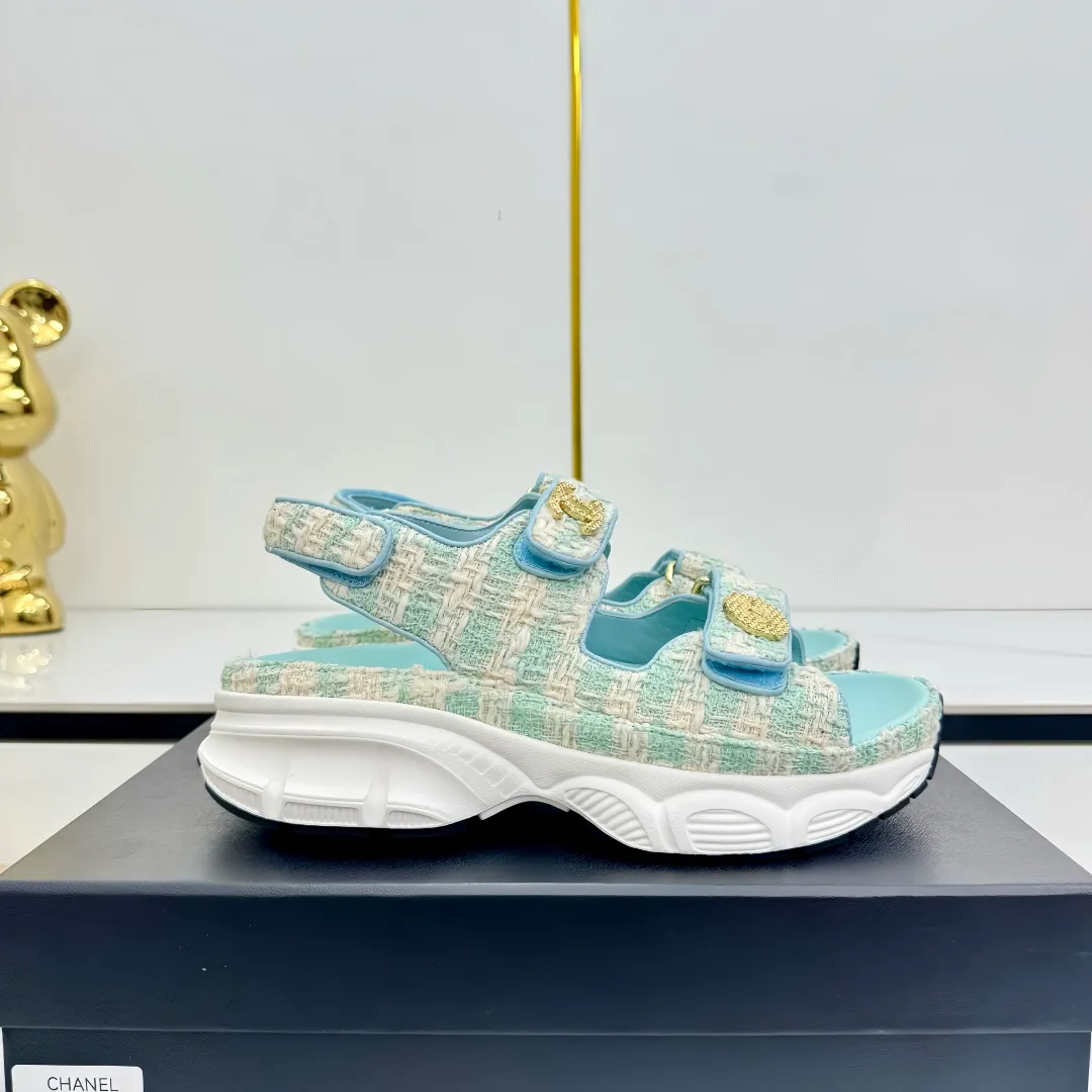 👟👟Ex-factory price 640👟👟 Top version... Chanel｜Chanel Xiaoxiang Velcro Beach Slippers Slippers Casual Beach Shoes 25ss Spring and Summer New Style! Beach shoes are a hit all over the internet! The latest model from the counter, I am still willing to buy it on my feet. It must be ranked among the most popular models. It is invincible in all seasons. Various bloggers and Internet celebrities can see the matching styles. Highly recommended. Pearlescent sheepskin upper, sheepskin lining, suede for feet. Original open-molded TPU outsole size: 35-40 (customized for 40 and 41). Full set of original packaging 👉 👉 👉
